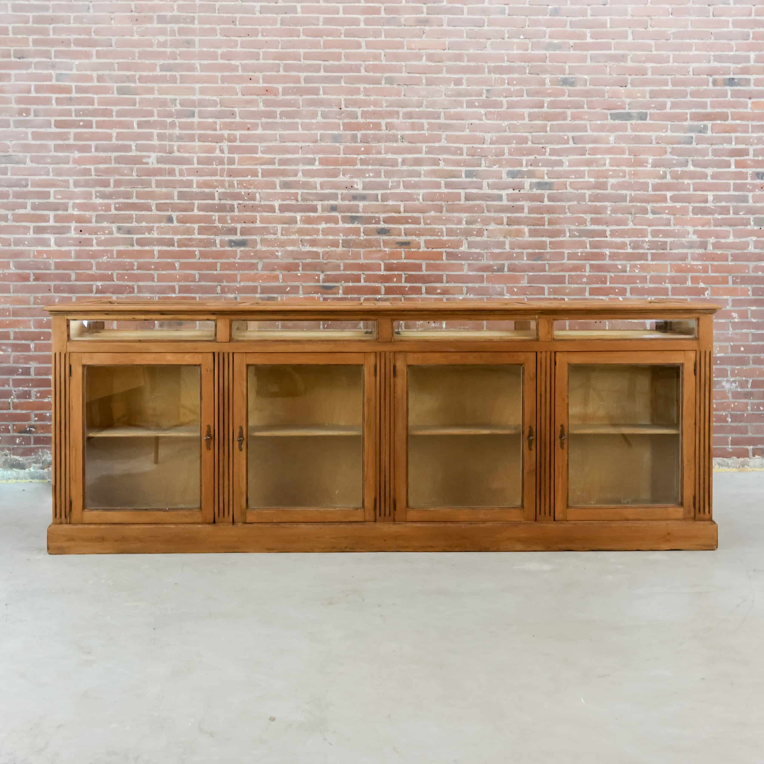 Brocante toonbank/vitrinekast