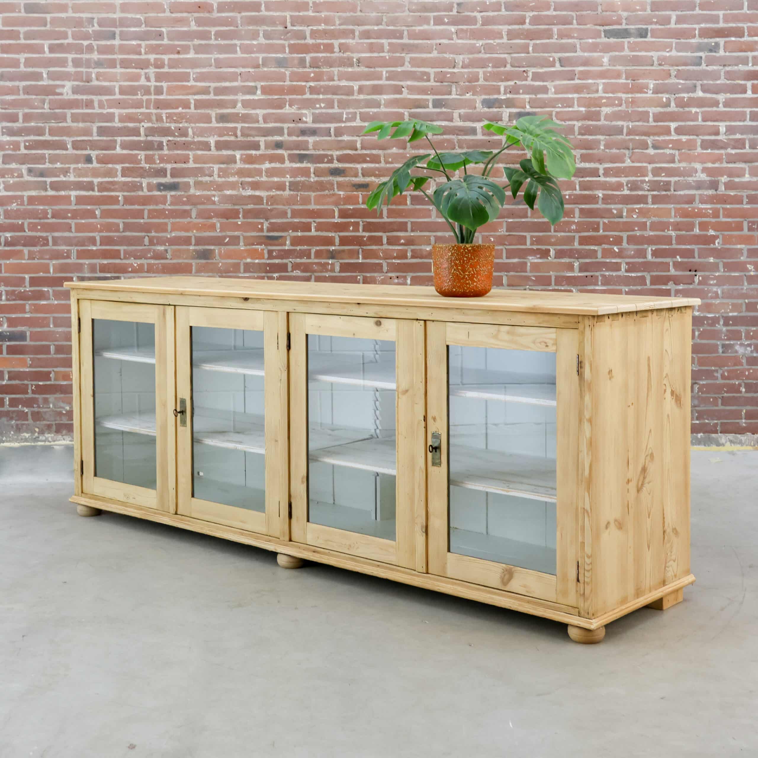 Brocante dressoir/vitrinekast