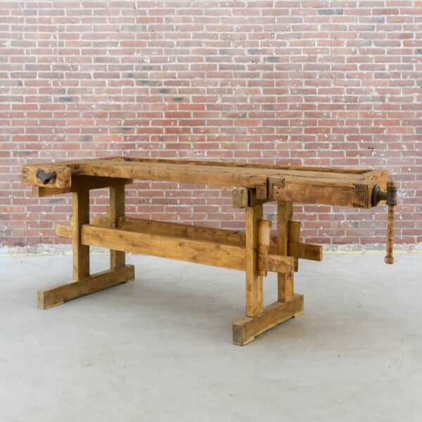 Vintage werkbank met bankschroef