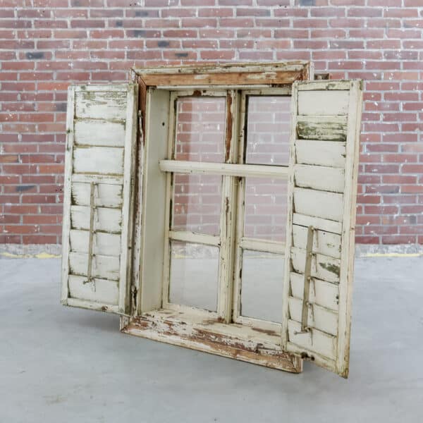 Brocante raamkozijn met luiken