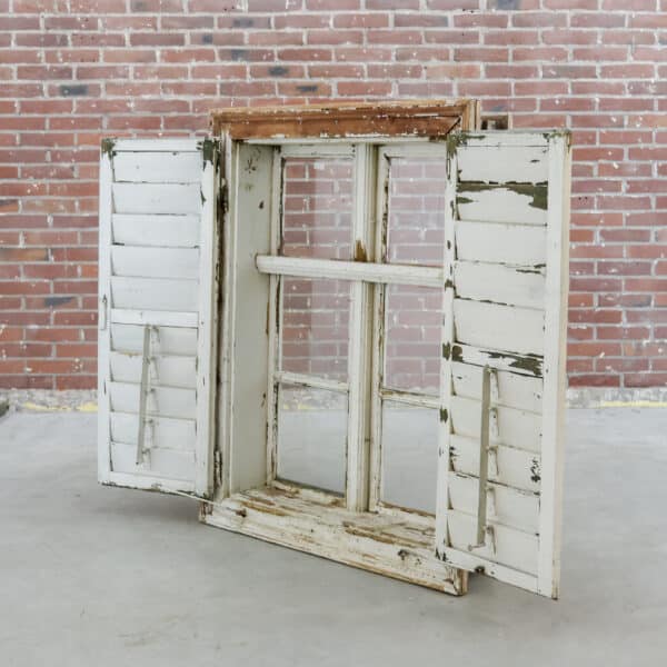 Brocante raamkozijn met luiken