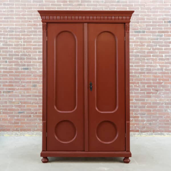 Brocante rode linnenkast