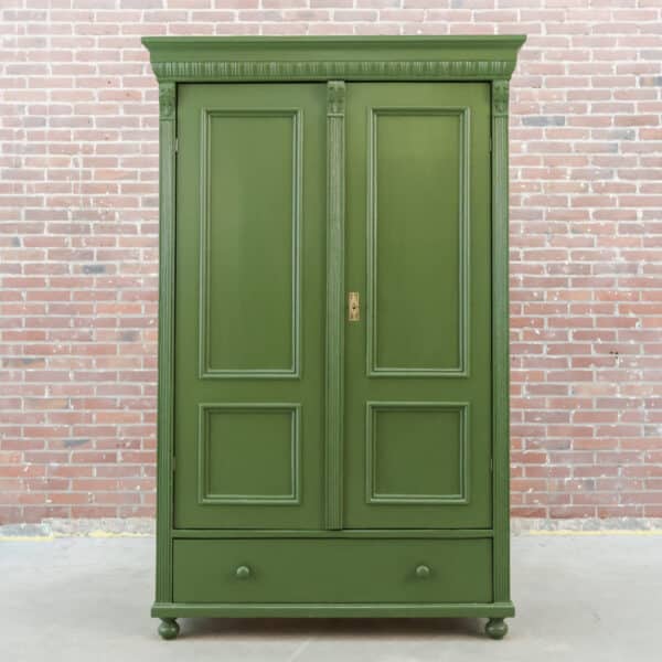 Brocante groene linnenkast