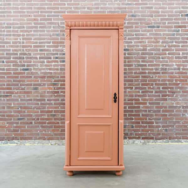 Roze eendeurs linnenkast