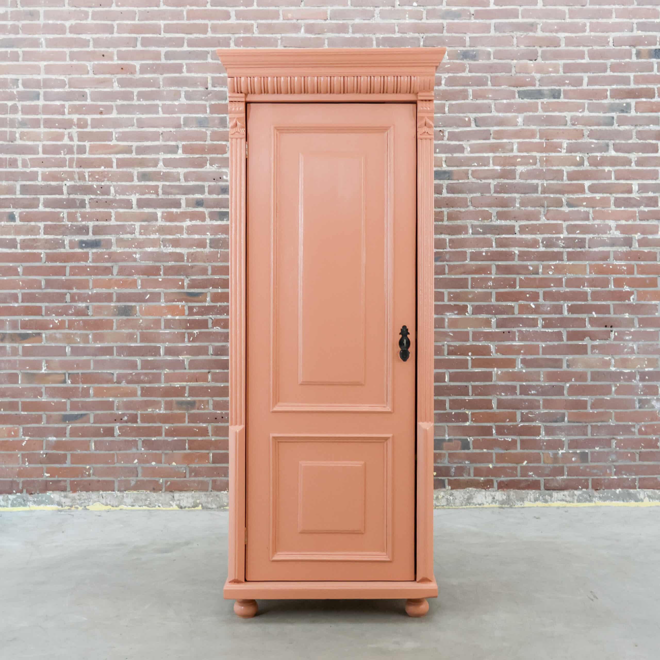 Roze eendeurs linnenkast