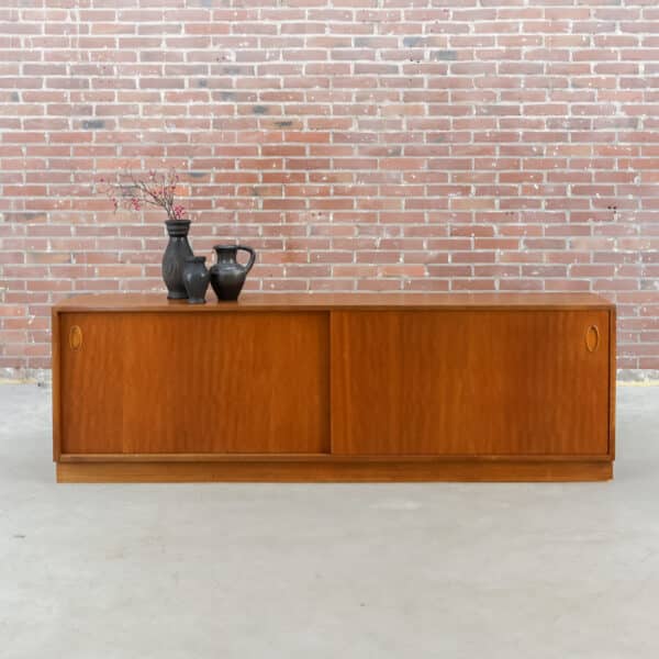 Vintage dressoir met schuifdeuren