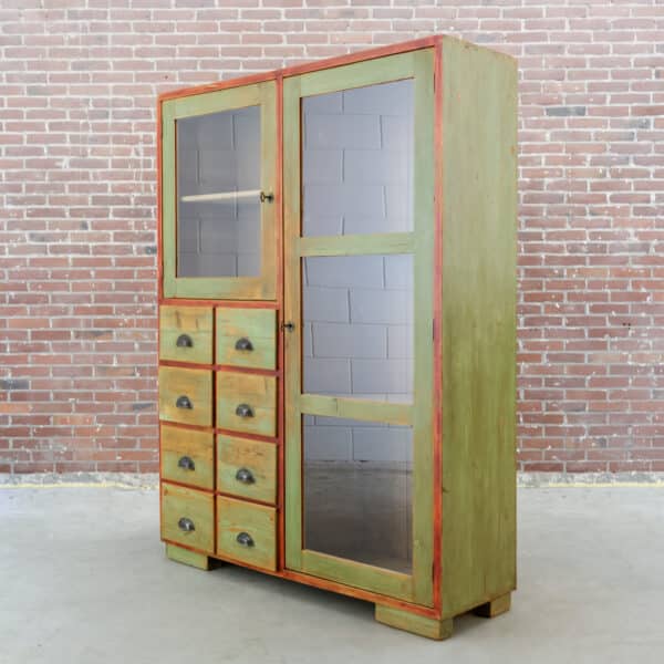 Brocante vitrinekast met lades