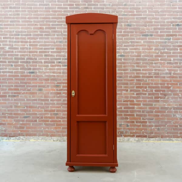 Rode eendeurs linnenkast