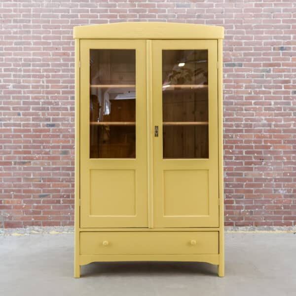 Brocante gele vitrinekast
