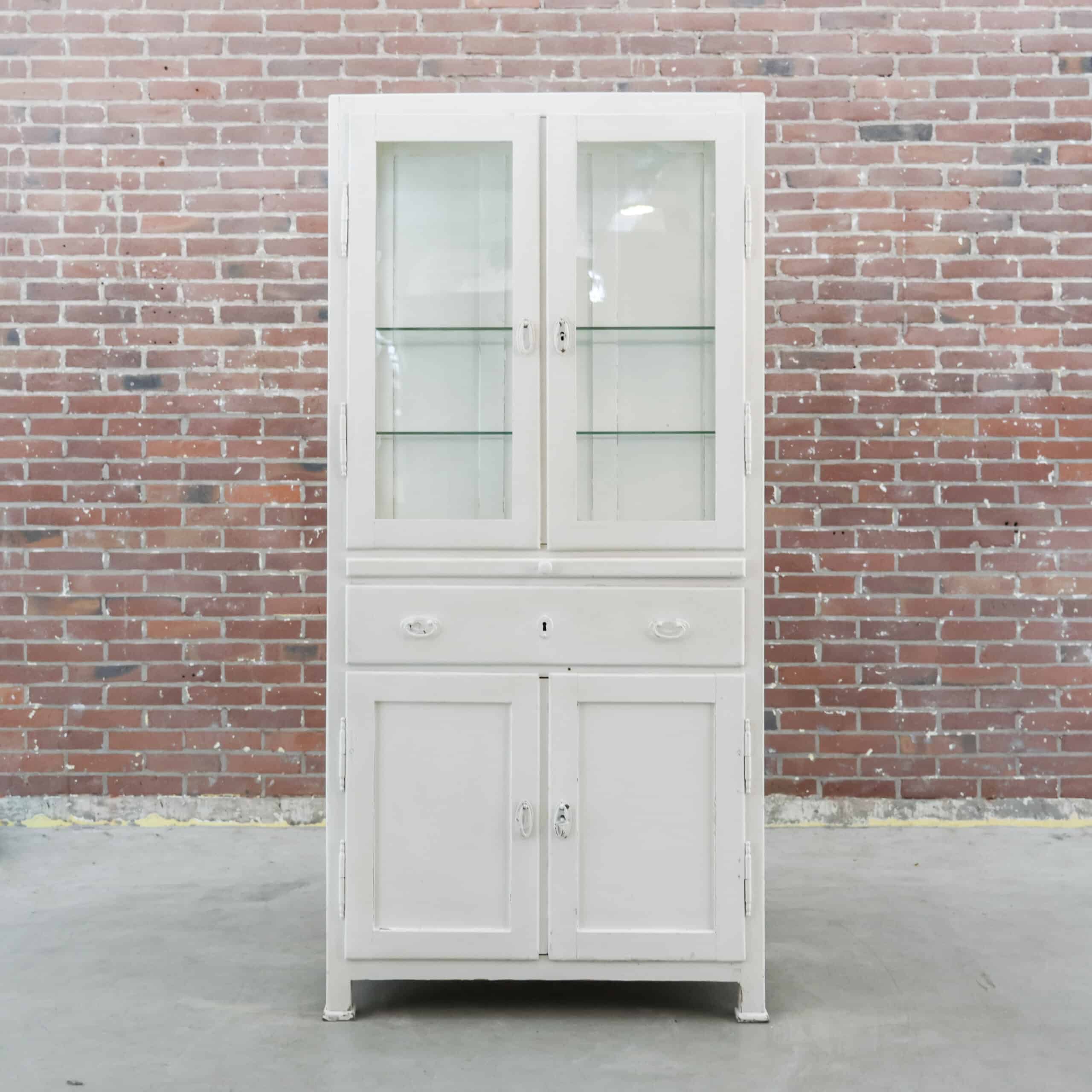 Vintage houten dokterskast