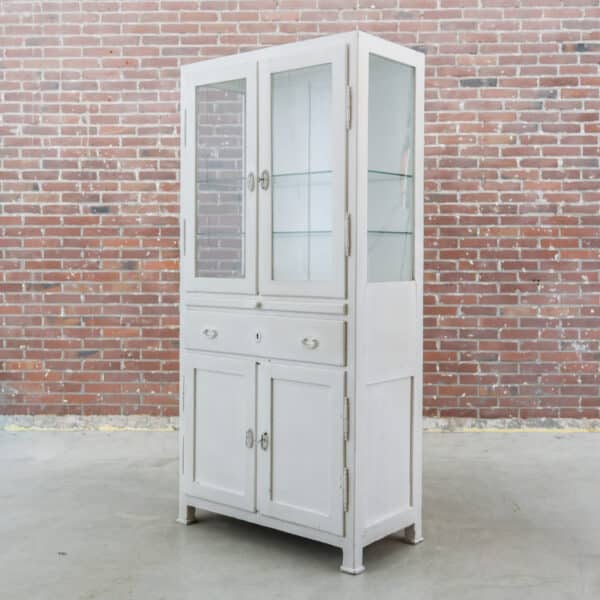 Vintage houten dokterskast