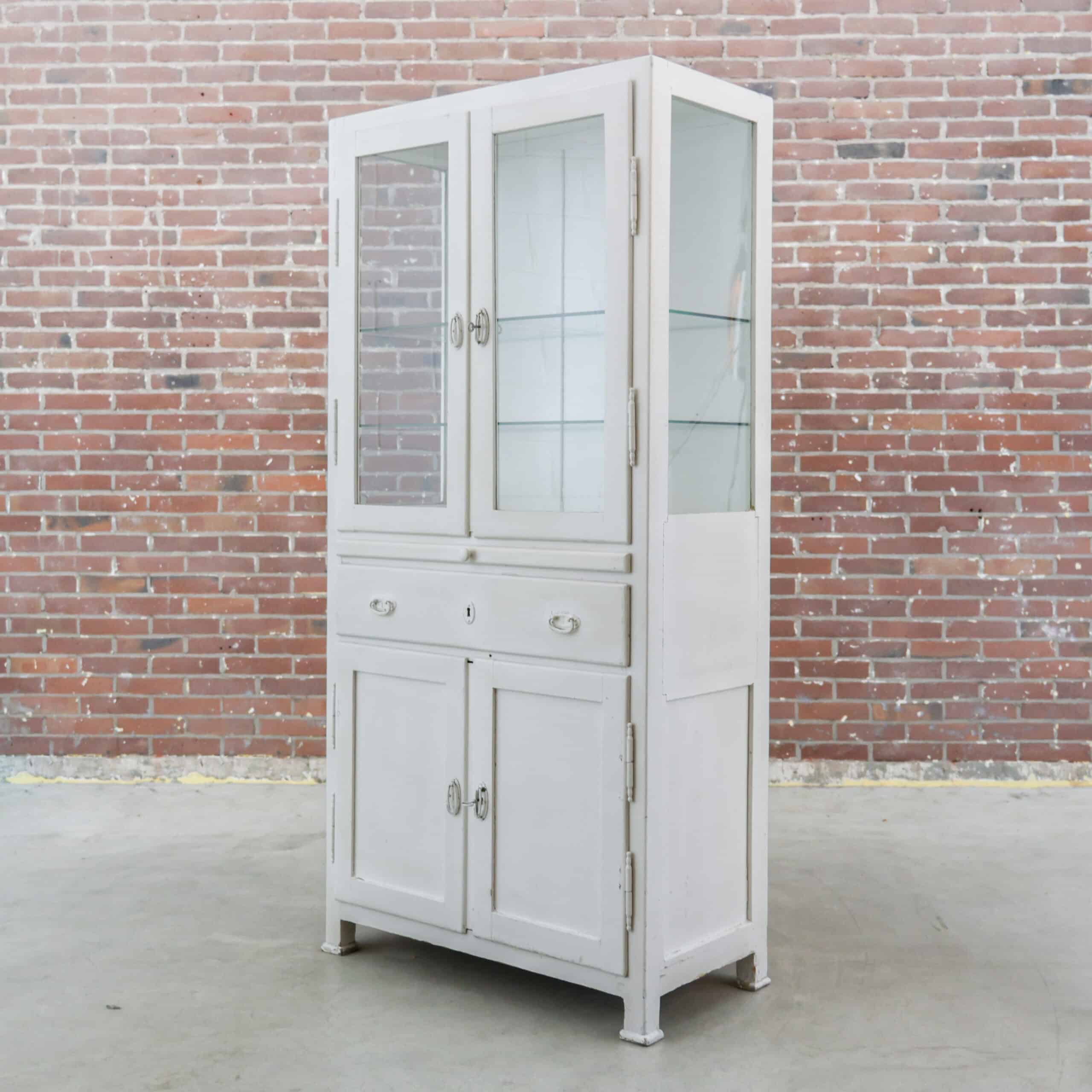 Vintage houten dokterskast