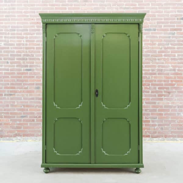 Brocante groene linnenkast