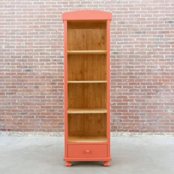 Roze open boekenkast