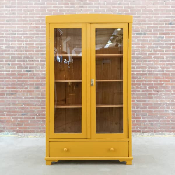 Brocante gele vitrinekast