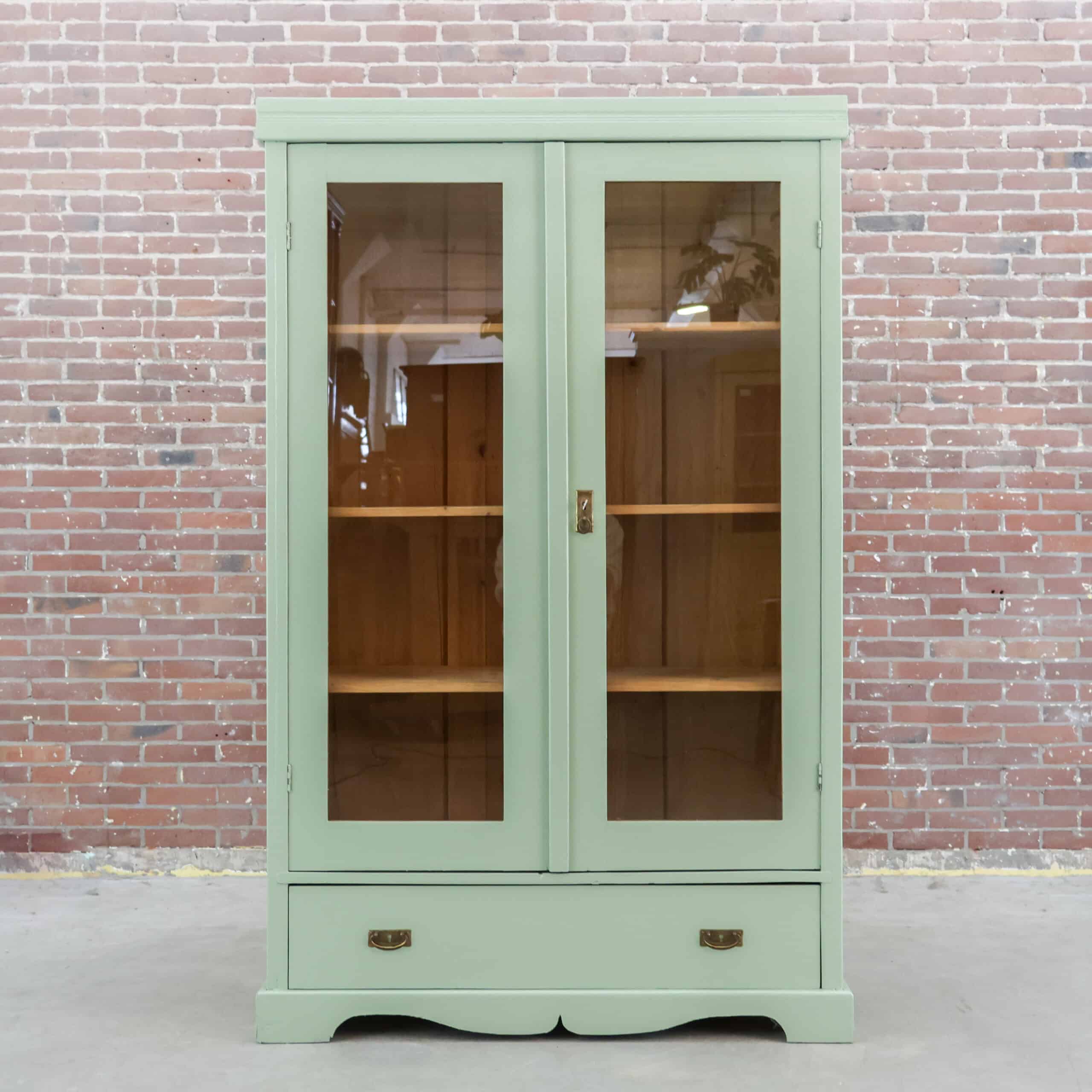 Brocante vitrinekast