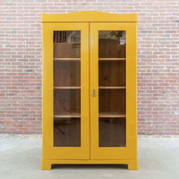 Brocante gele vitrinekast