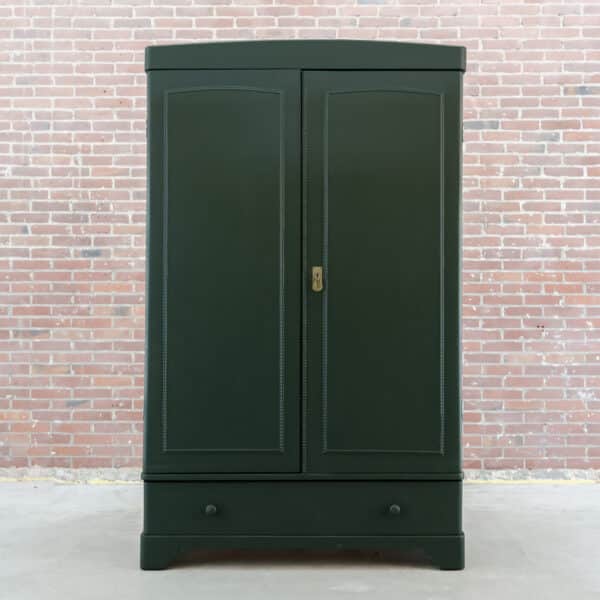Donker groene linnenkast