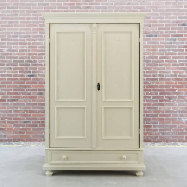 Brocante crème linnenkast