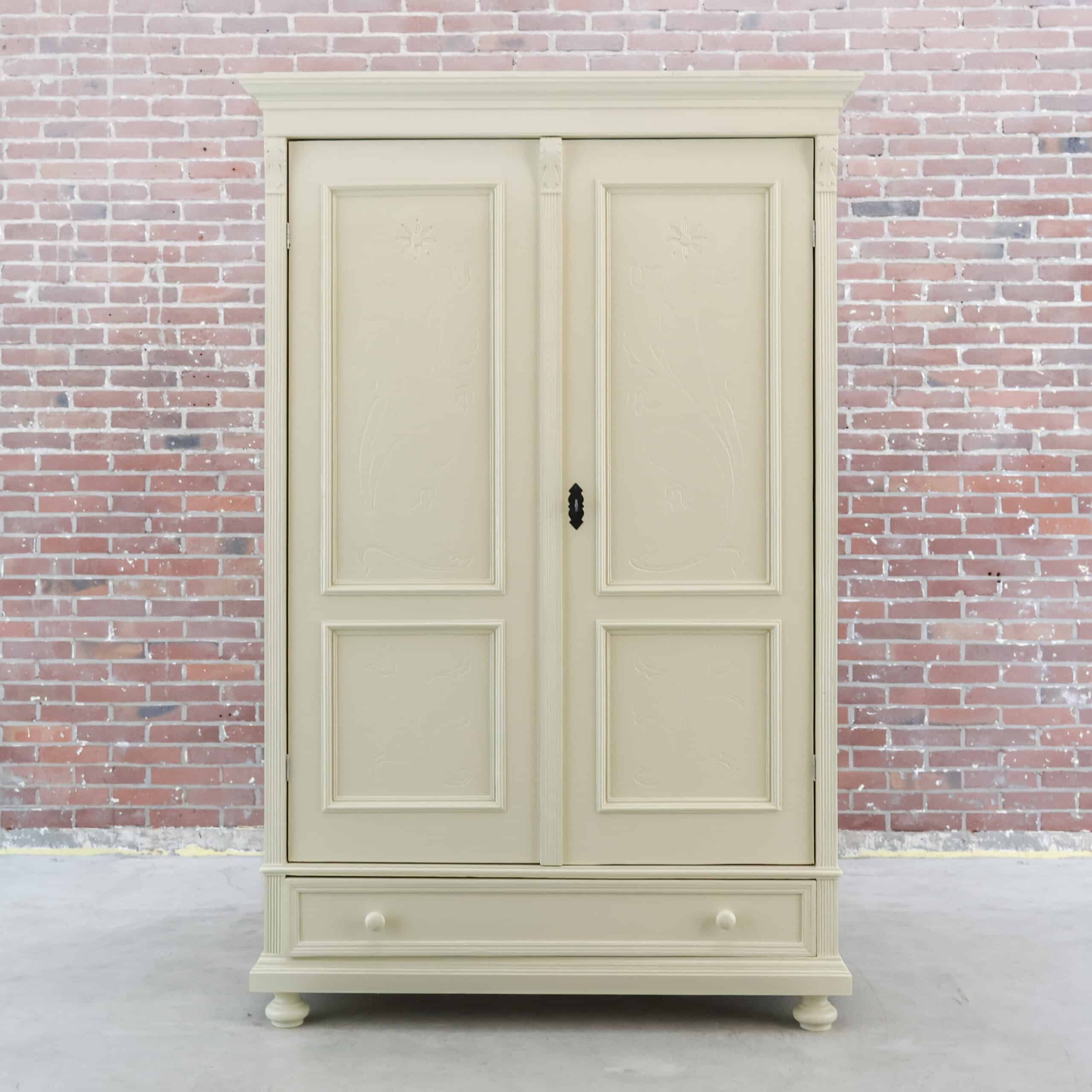 Brocante crème linnenkast