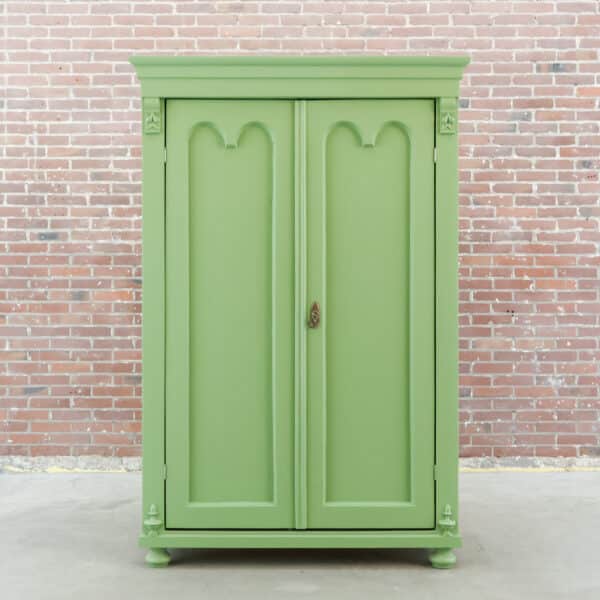 Brocante groene linnenkast
