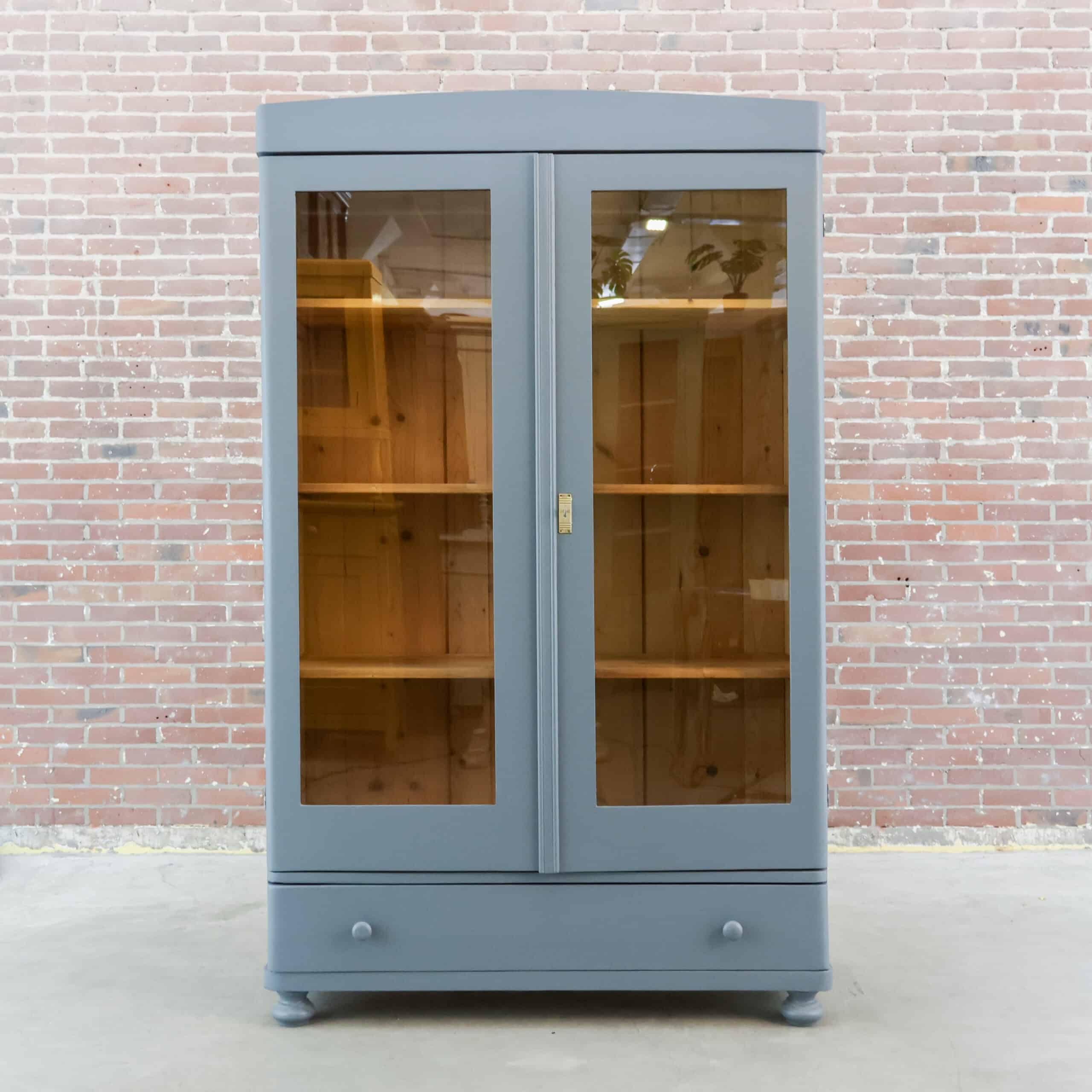 Brocante vitrinekast