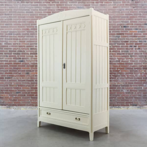 Brocante crème linnenkast