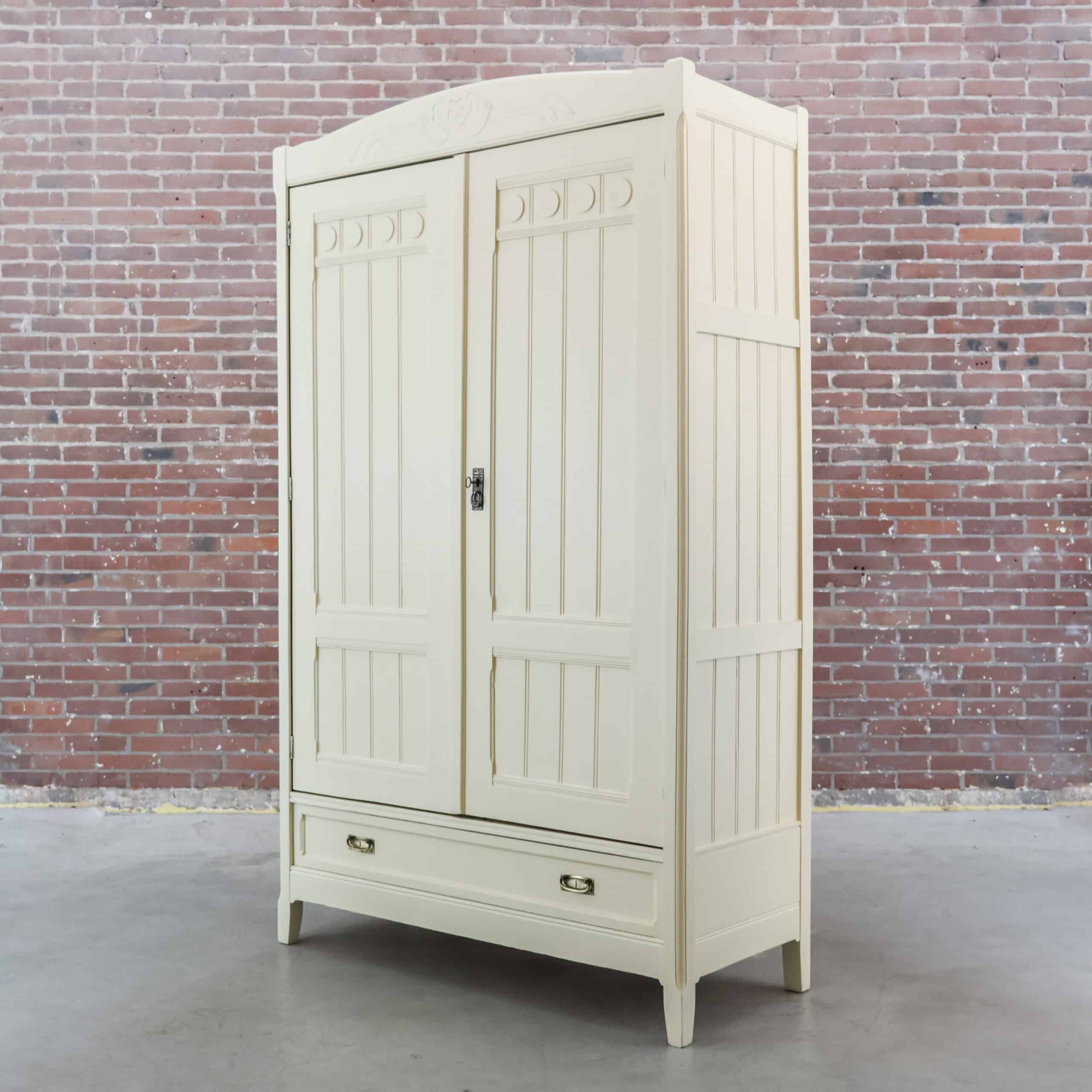Brocante crème linnenkast
