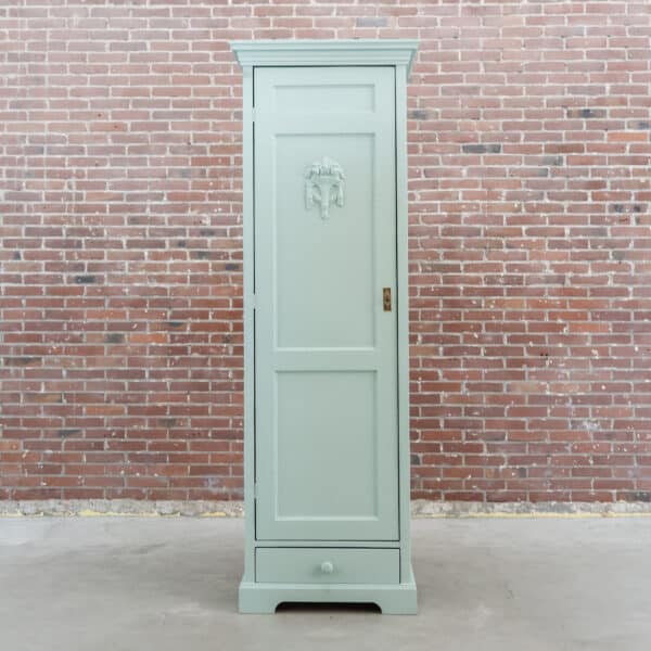 Blauwe eendeurs linnenkast