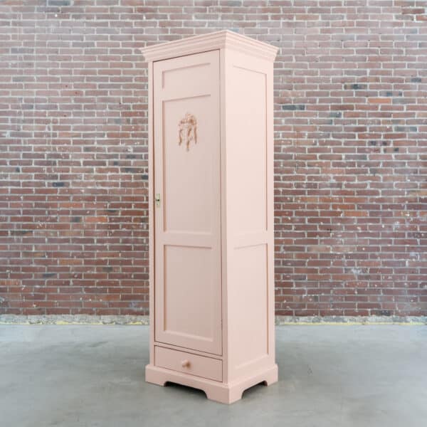 Roze eendeurs linnenkast