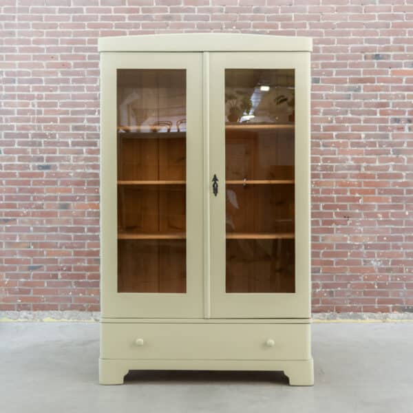 Brocante vitrinekast