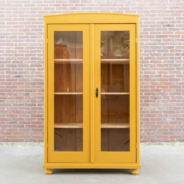 Brocante gele vitrinekast
