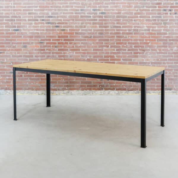 Industriële eettafel