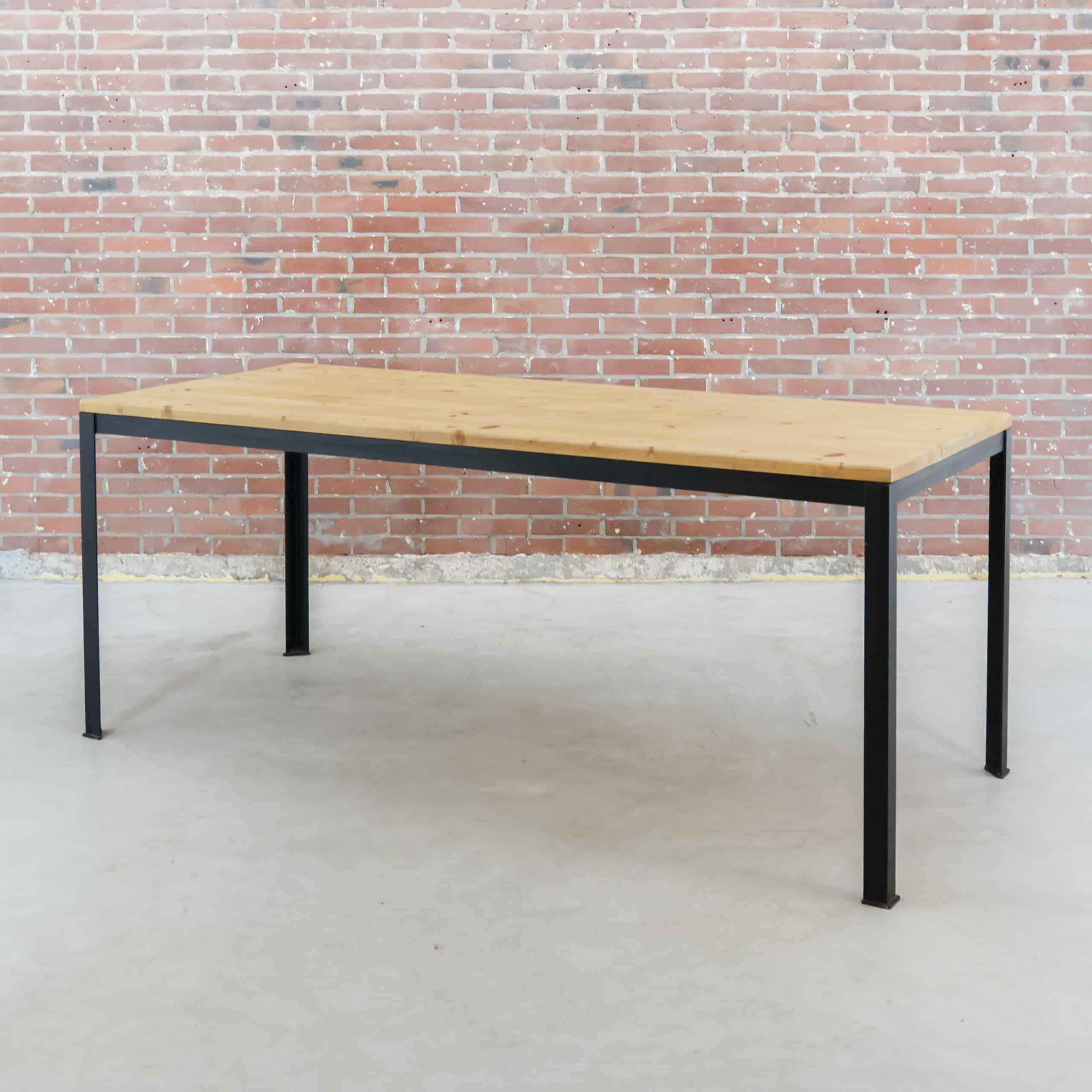 Industriële eettafel