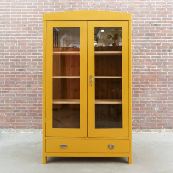 Brocante gele vitrinekast