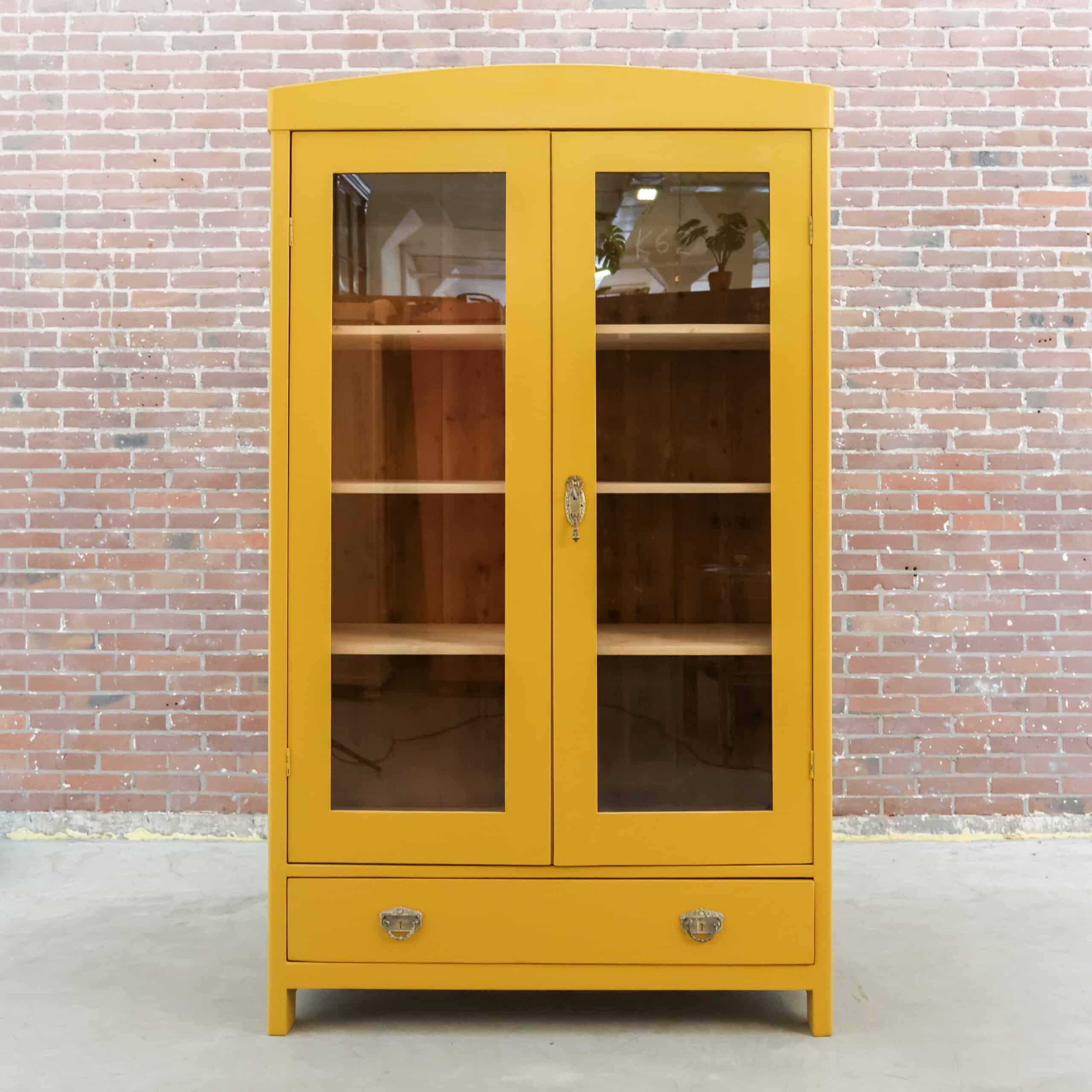 Brocante gele vitrinekast