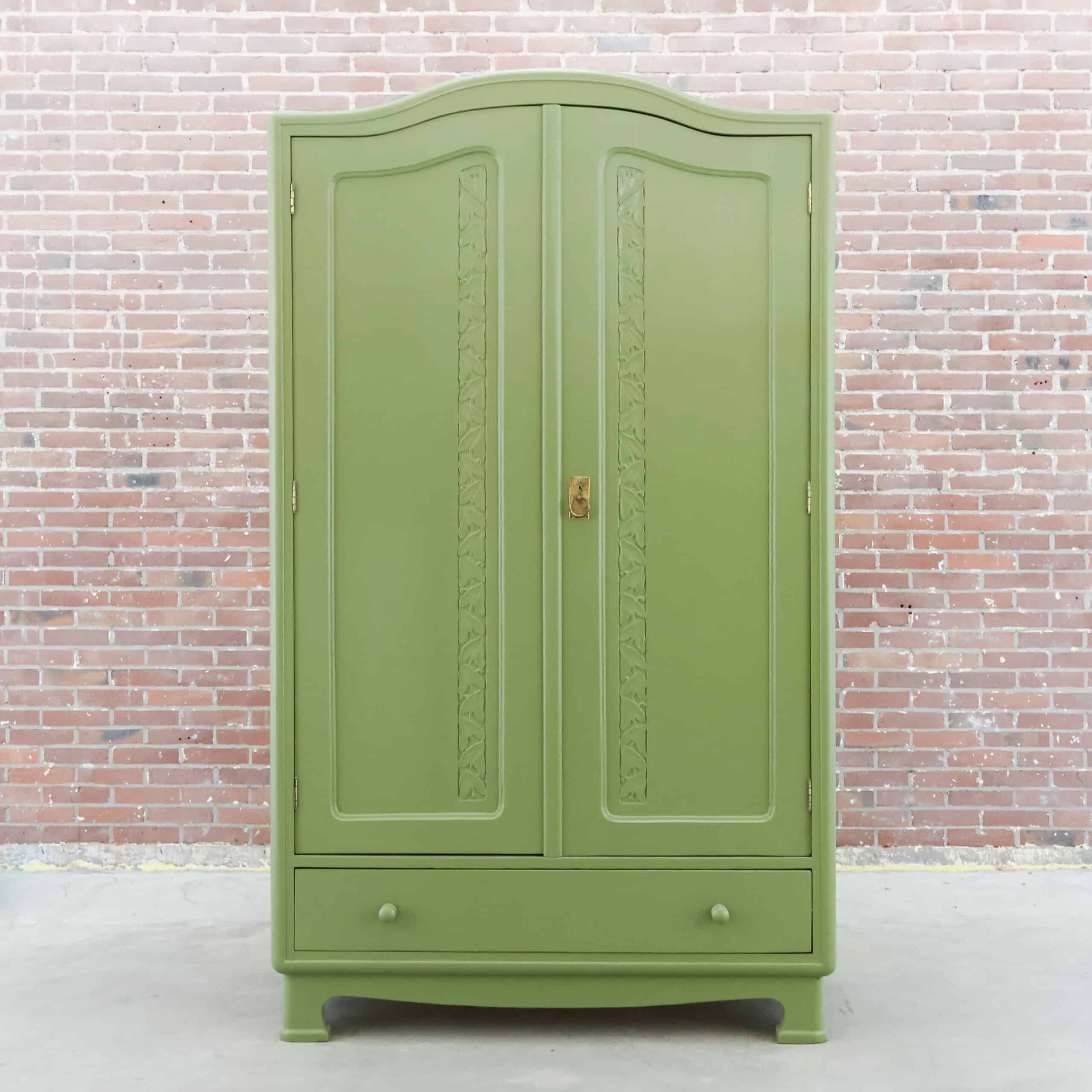 Brocante groene linnenkast