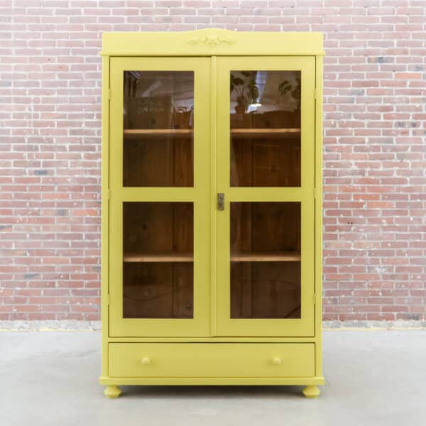 Brocante gele vitrinekast