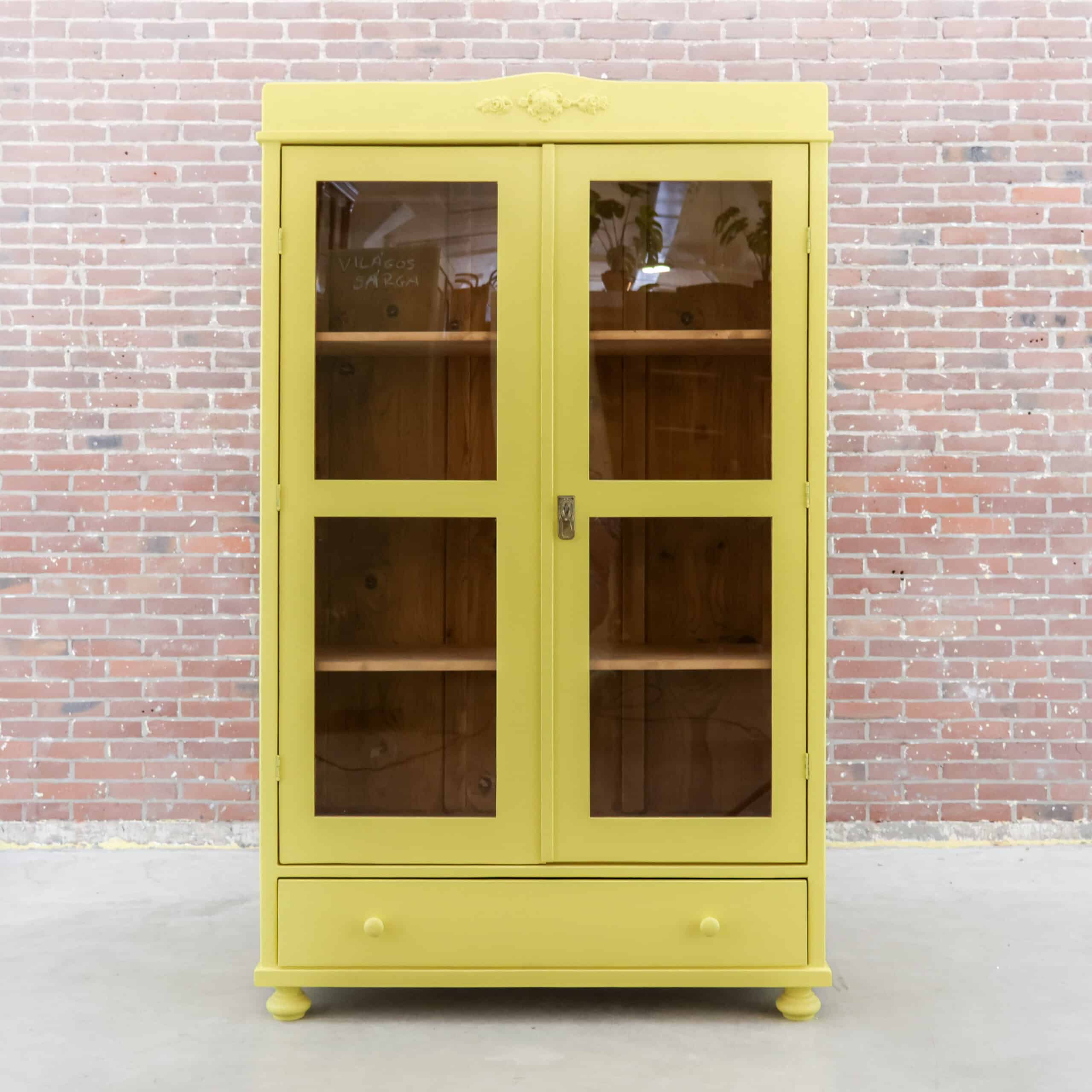 Brocante gele vitrinekast