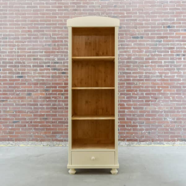 Smalle open boekenkast