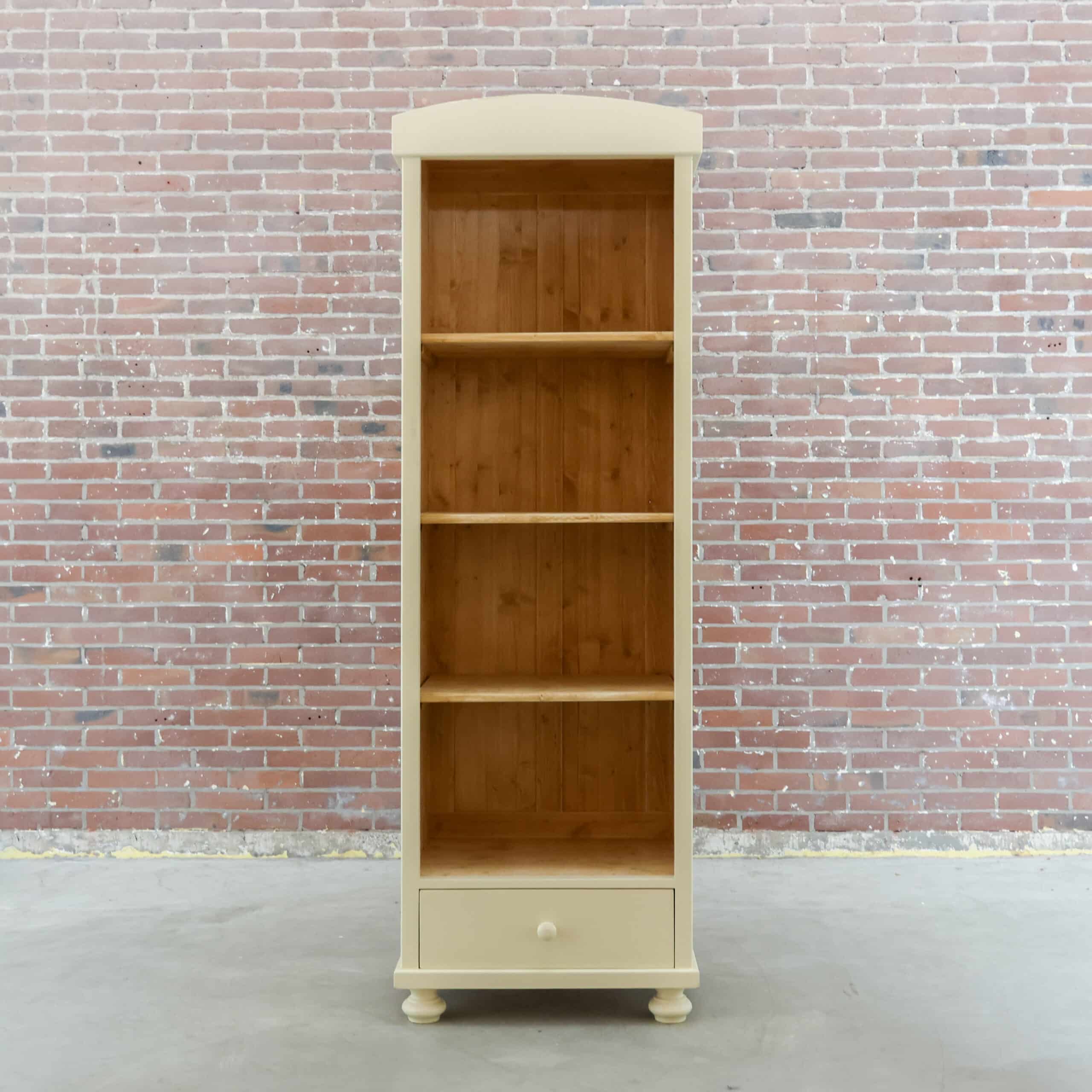 Smalle open boekenkast