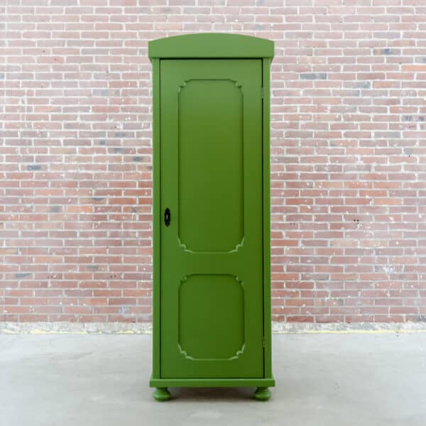 Groene eendeurs linnenkast