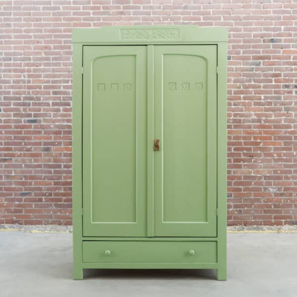 Brocante groene linnenkast