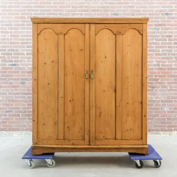 Oud grenen kledingkast