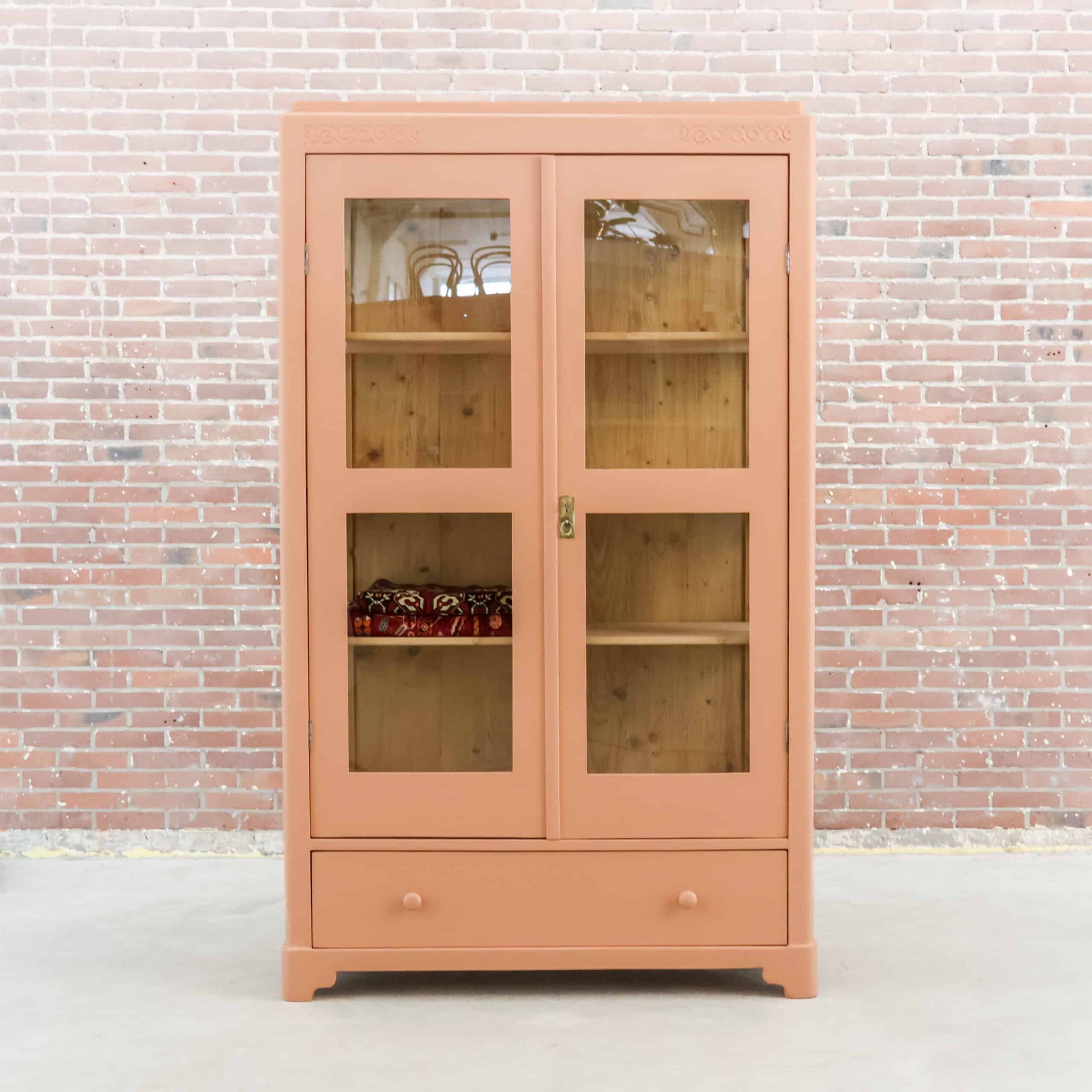 Roze vitrinekast