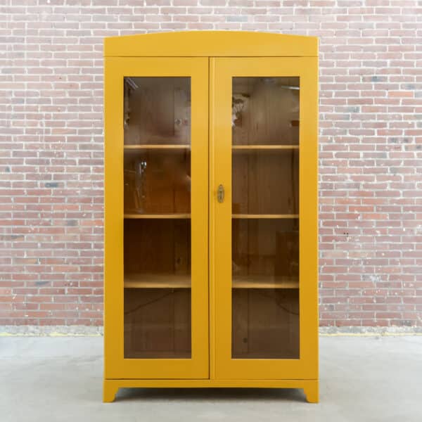 Brocante gele vitrinekast