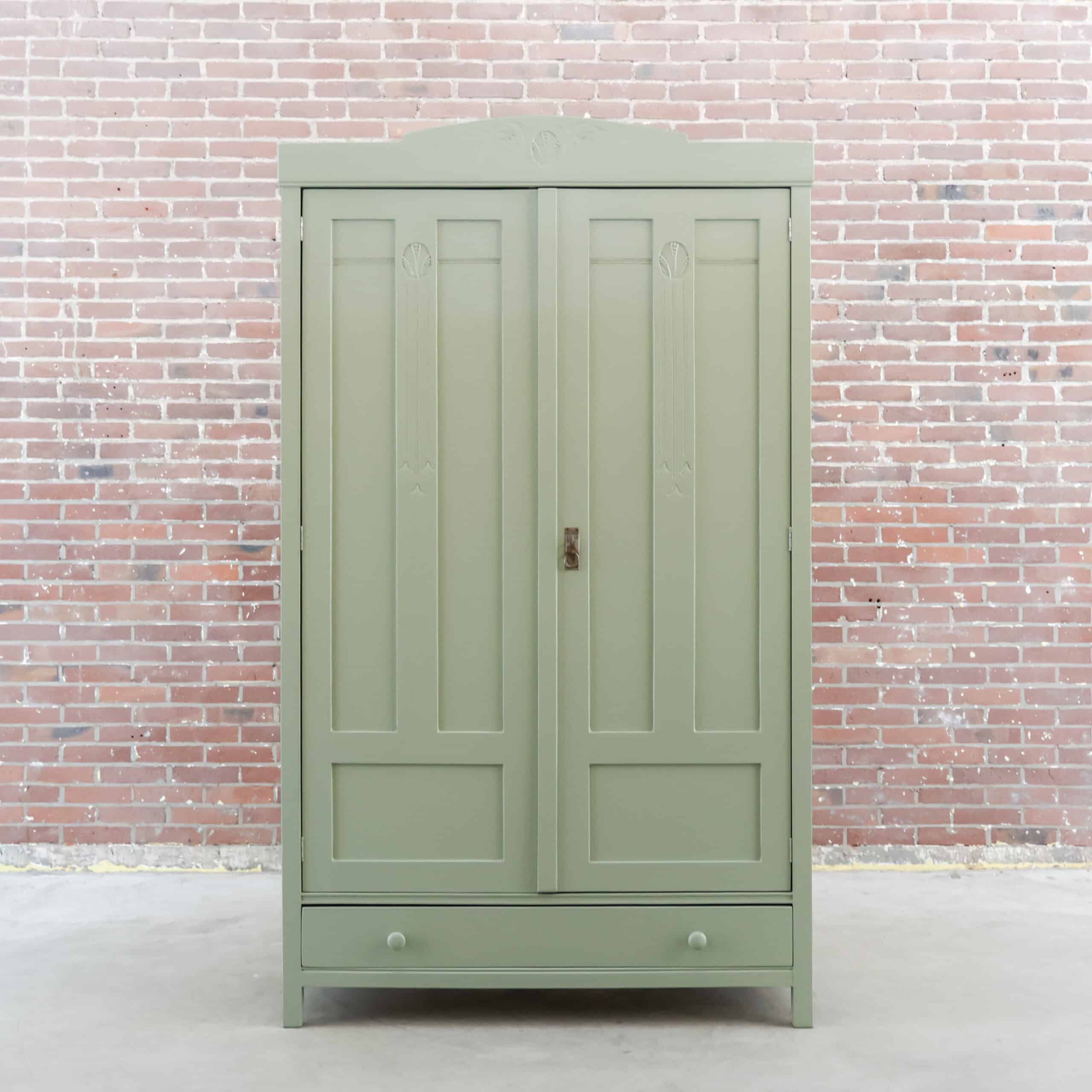 Brocante crème groene linnenkast