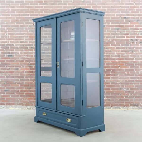 Blauwe vitrinekast