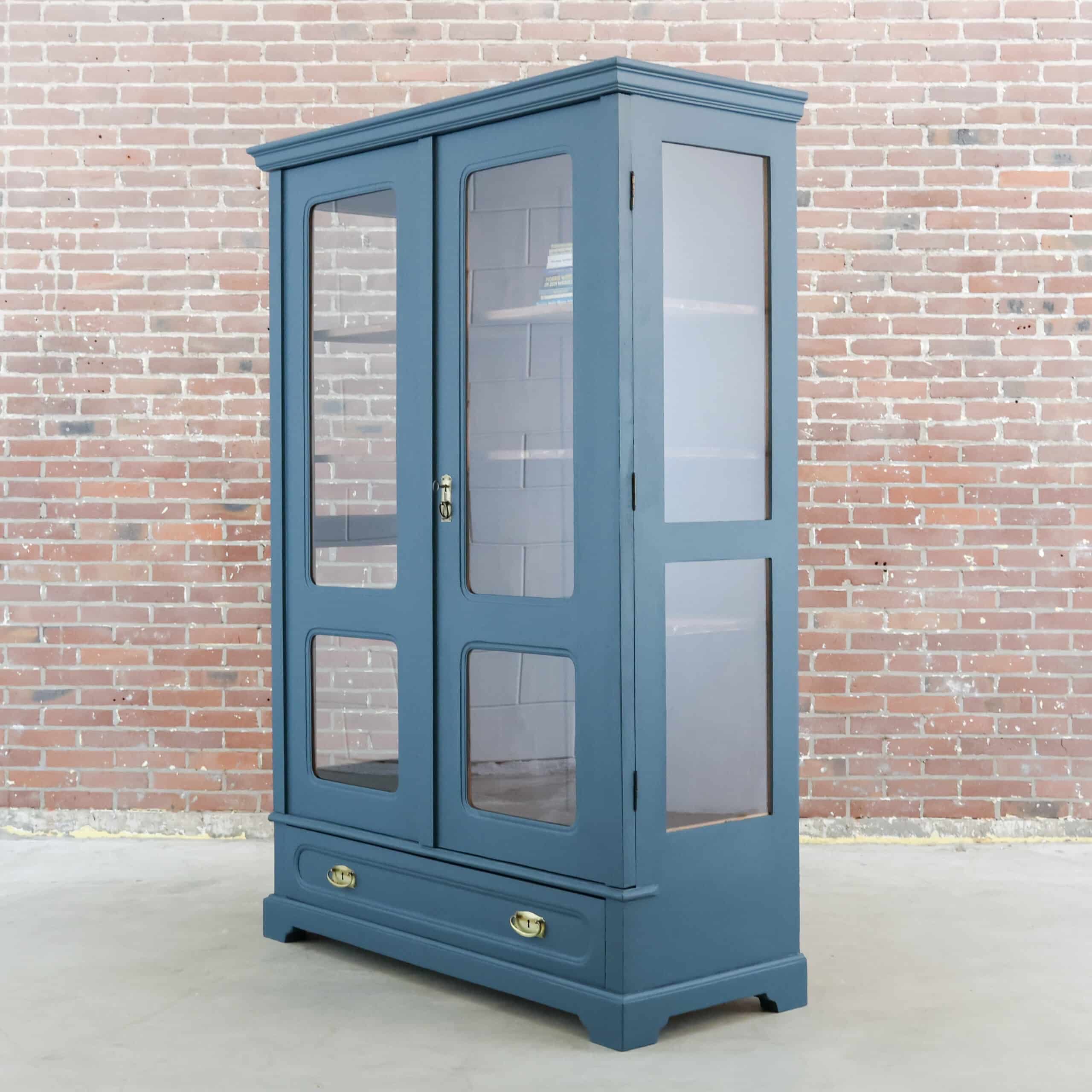 Blauwe vitrinekast