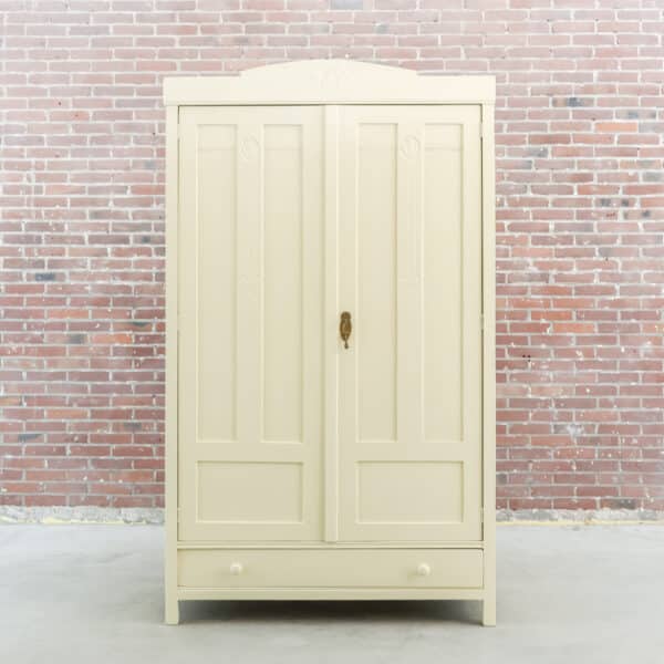 Brocante crème linnenkast